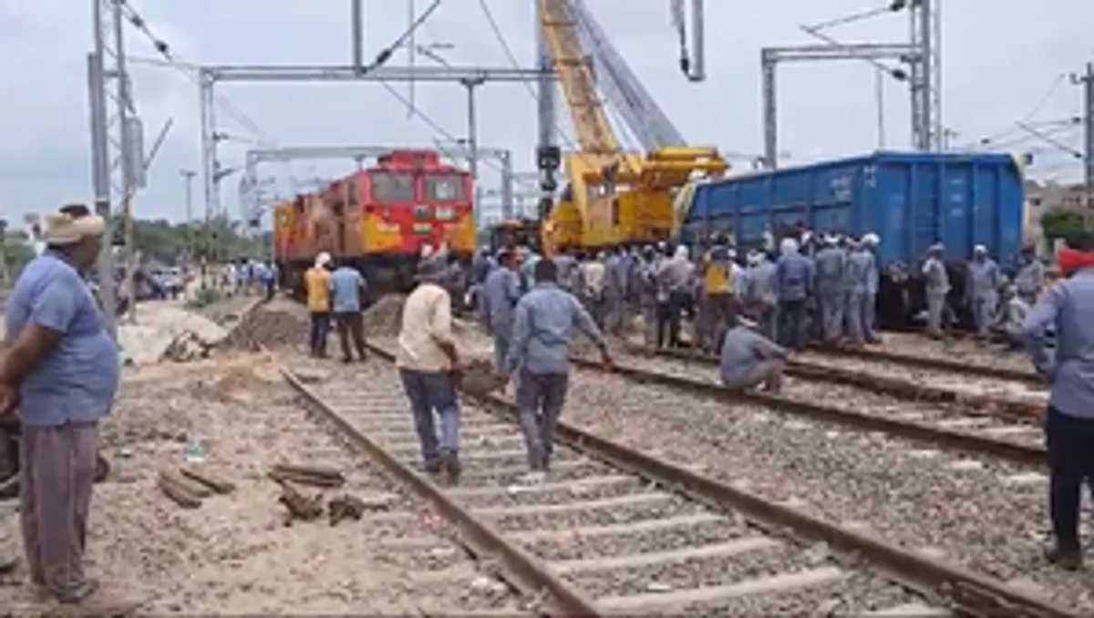 भिवानी में ट्रैक पर सांड के आने से पटरी से उतरी मालगाड़ी, बड़ा हादसा टला